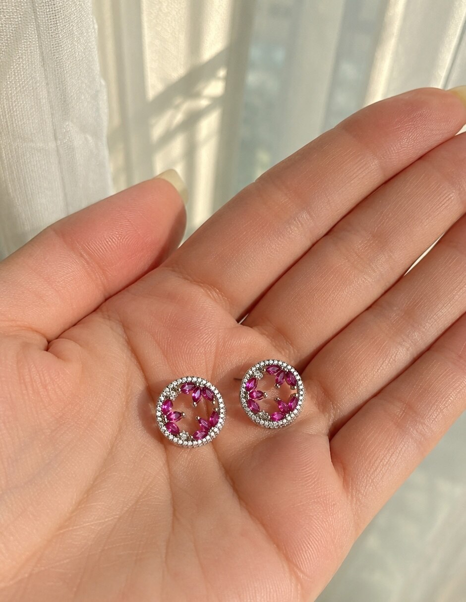 Broqueles circulares Fuchsia con acabado baño de rodio 8