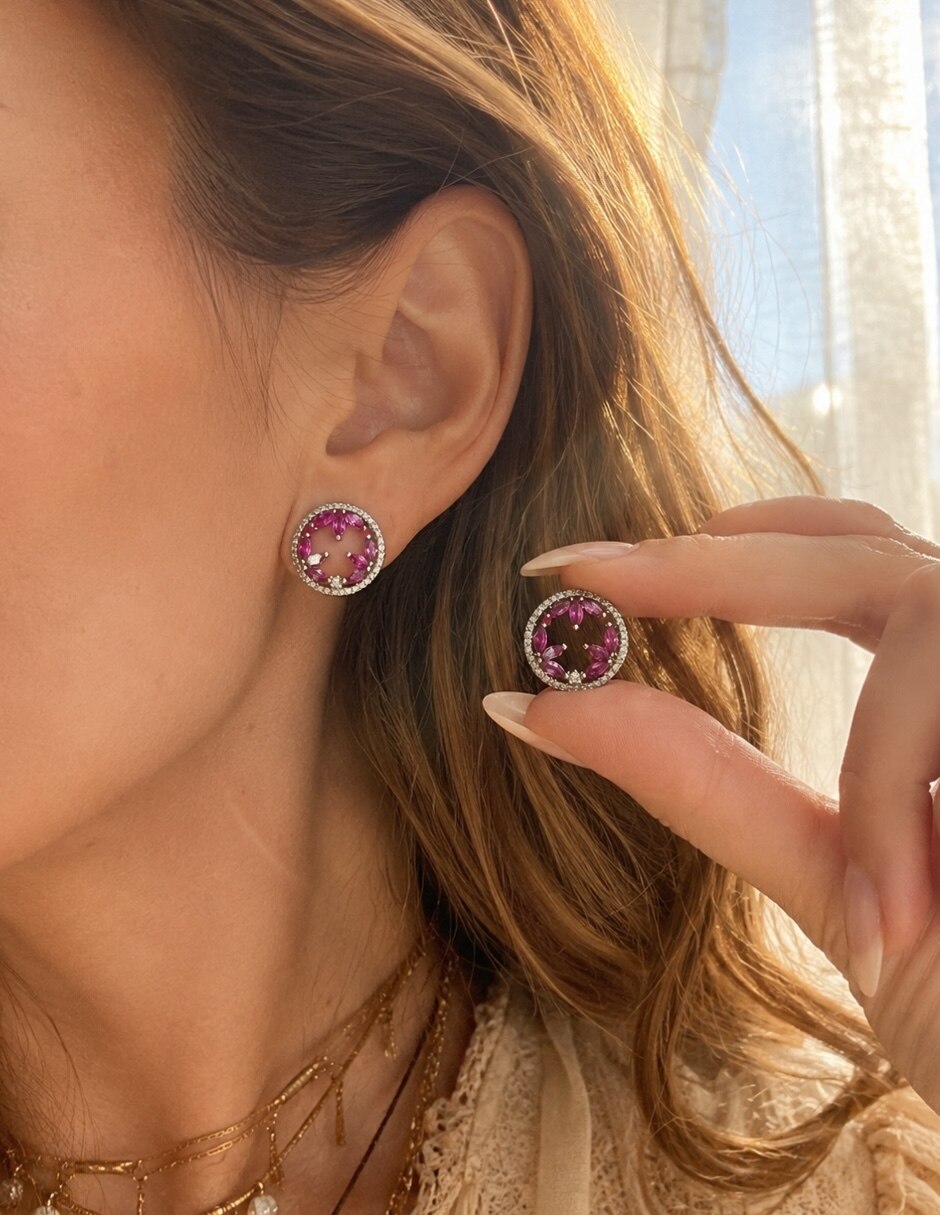 Broqueles circulares Fuchsia con acabado baño de rodio 9