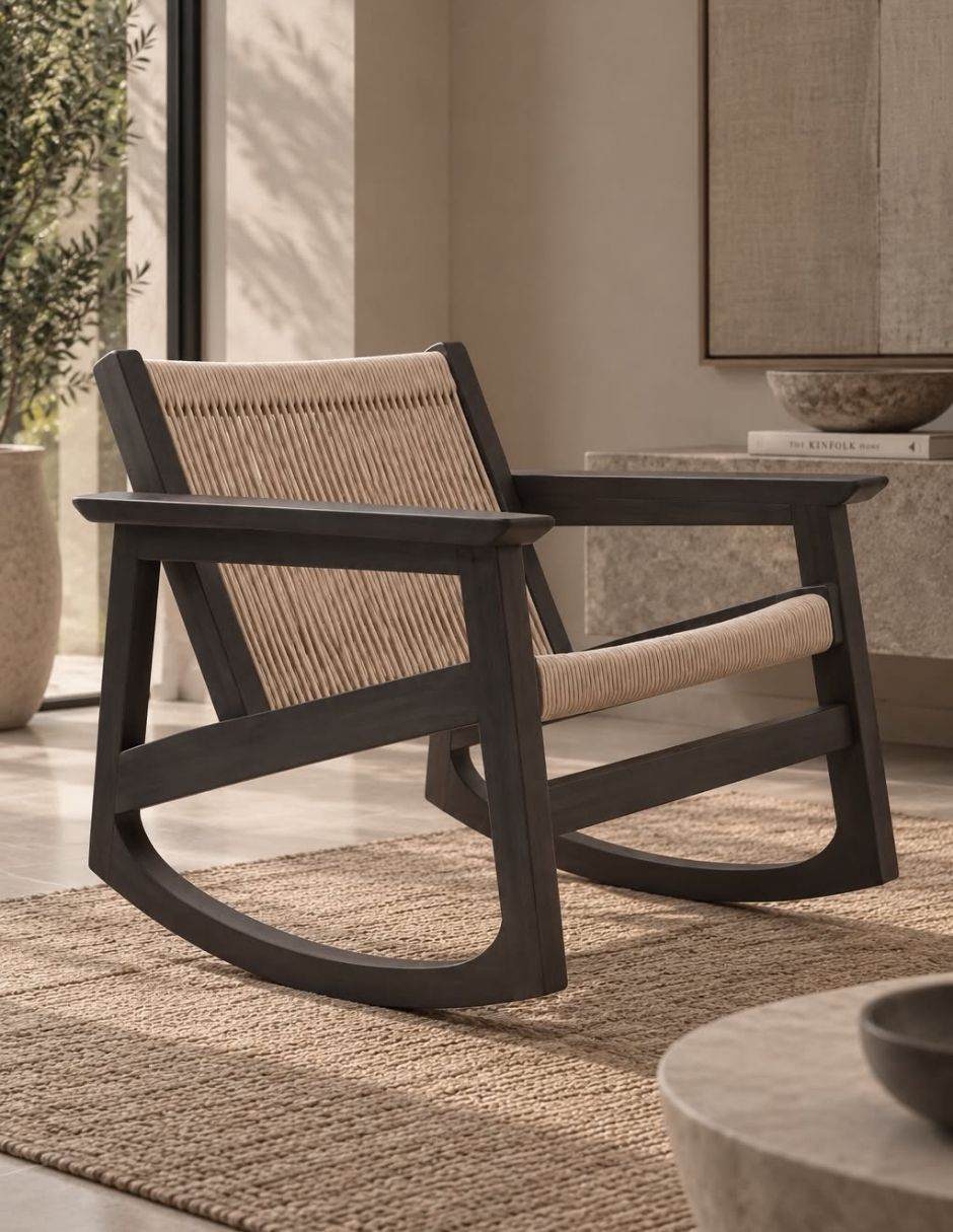 Silla mecedora de madera y cuerda